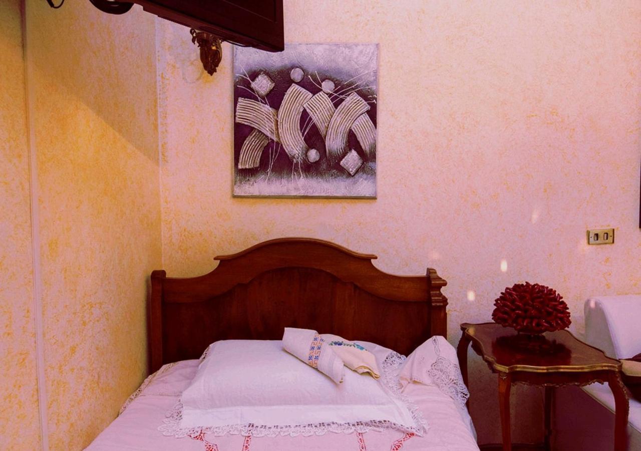 B&B Atmosfere Del Centro Storico เนเปิลส์ ห้อง รูปภาพ